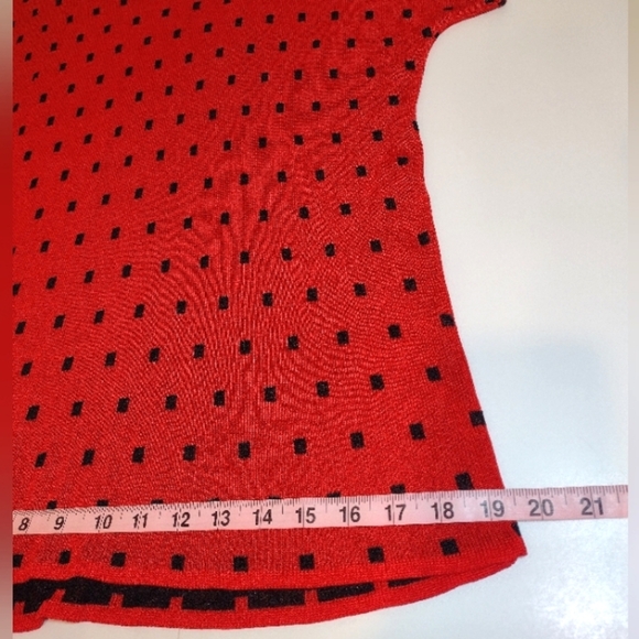 Brenda French Women's Knit Light Weight Top. Red With Black Pattern Size (M) - Picture 8 of 9